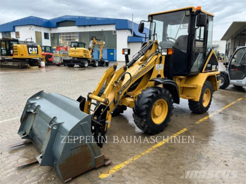 CAT 902 لوادر بعجل