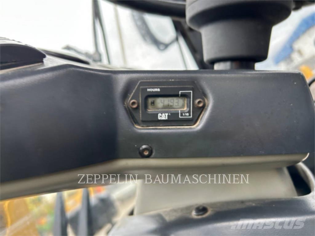 CAT 902 لوادر بعجل