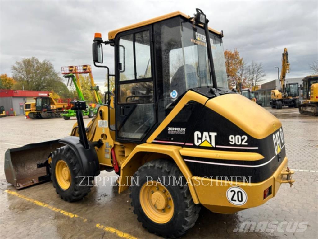 CAT 902 لوادر بعجل