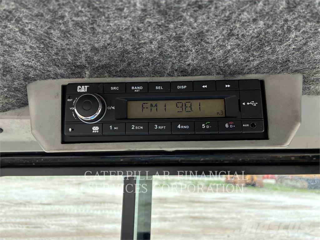 CAT 903D لوادر بعجل