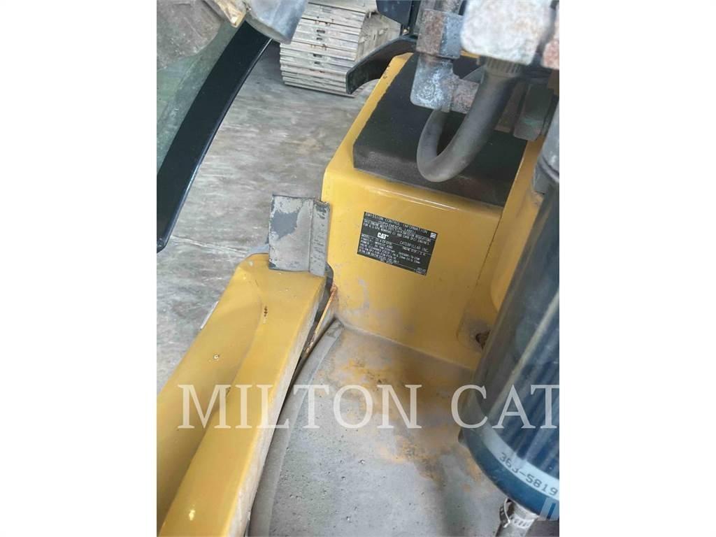 CAT 903D لوادر بعجل