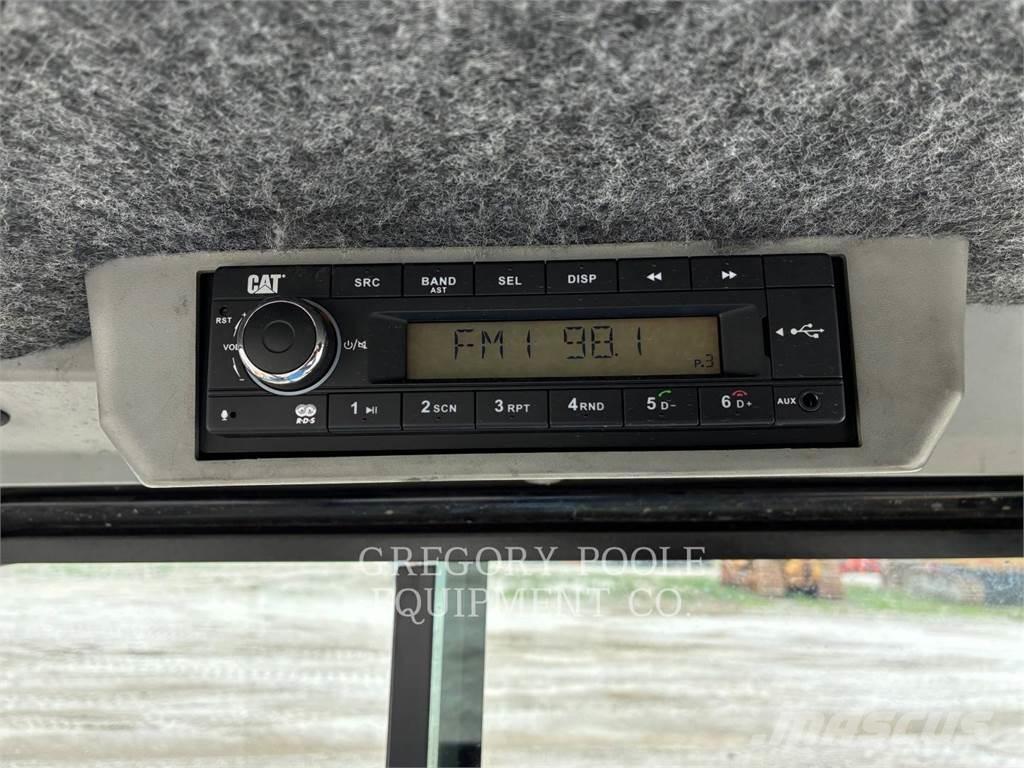 CAT 903D لوادر بعجل