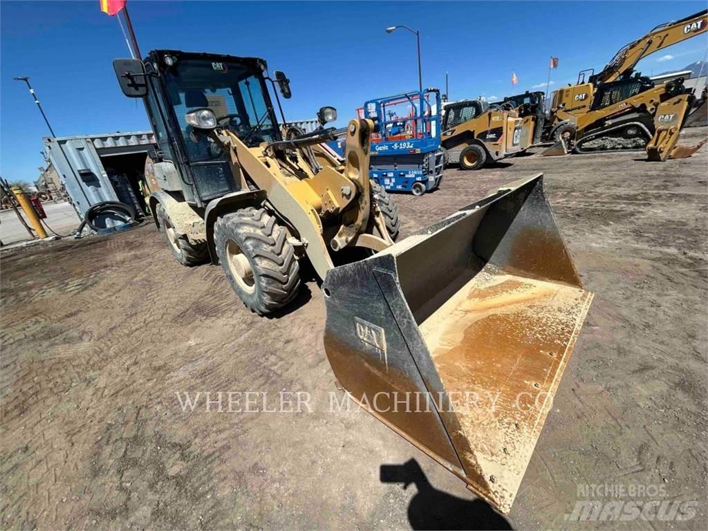 CAT 906 لوادر بعجل