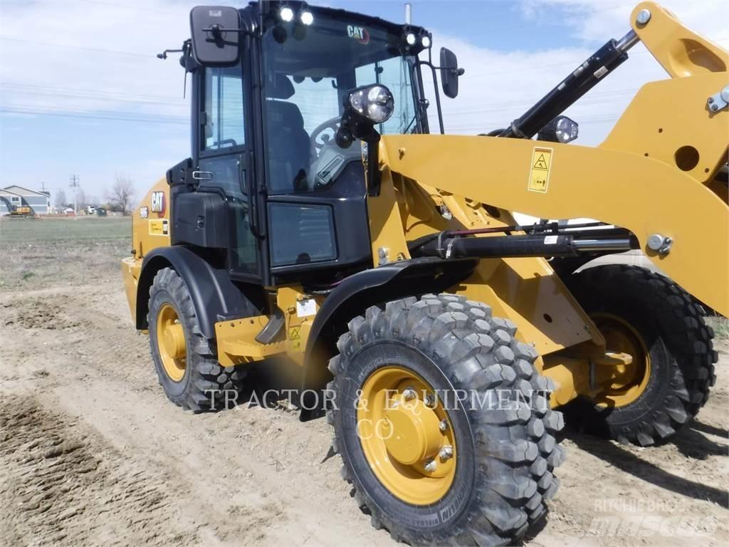 CAT 906 لوادر بعجل