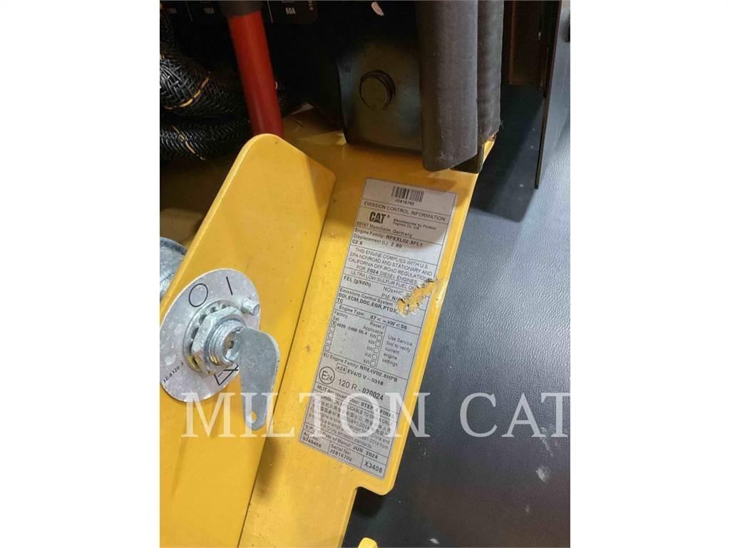 CAT 906 لوادر بعجل
