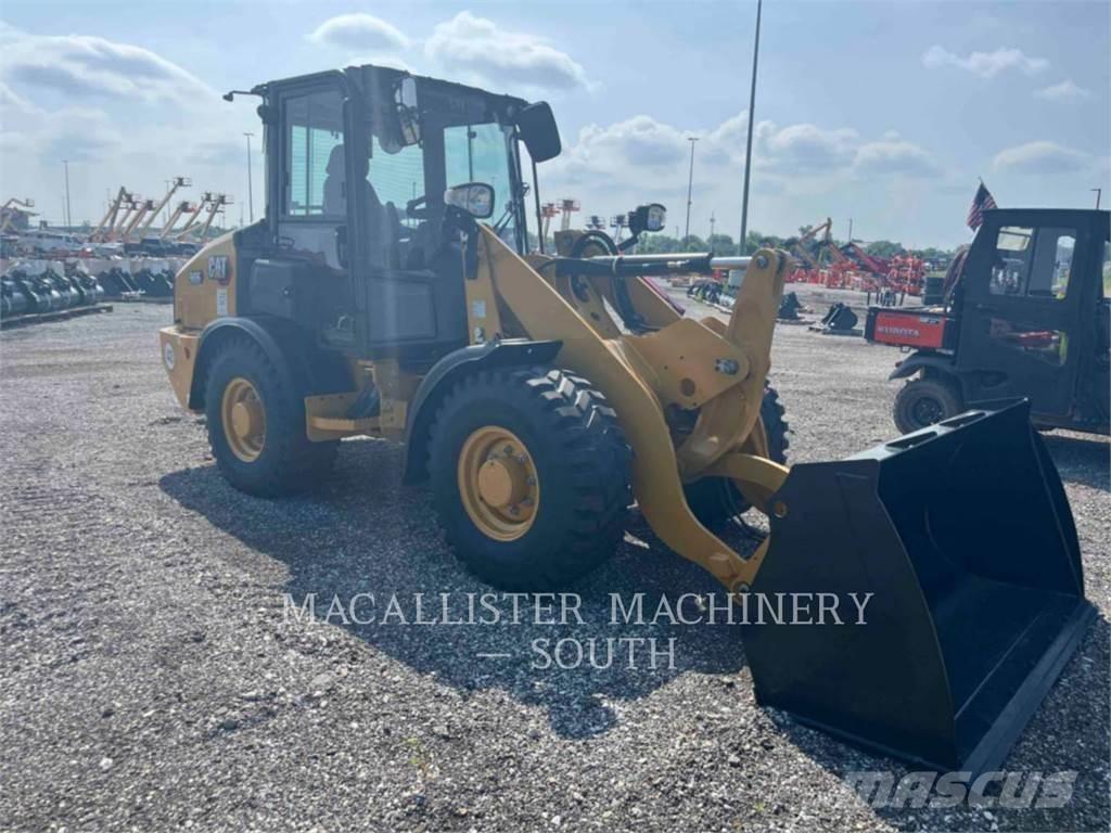 CAT 906 لوادر بعجل