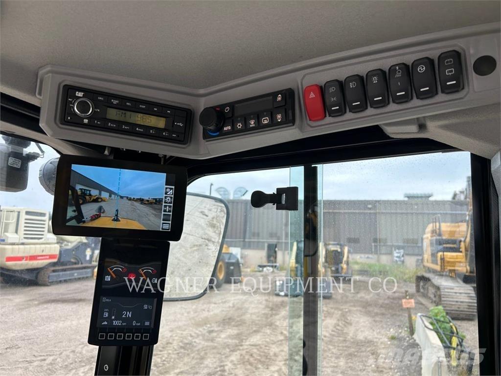 CAT 906 لوادر بعجل