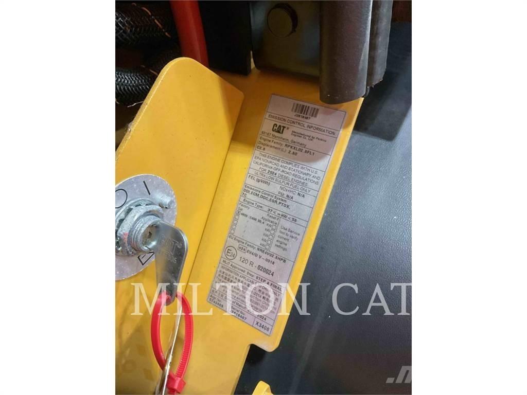 CAT 906 لوادر بعجل
