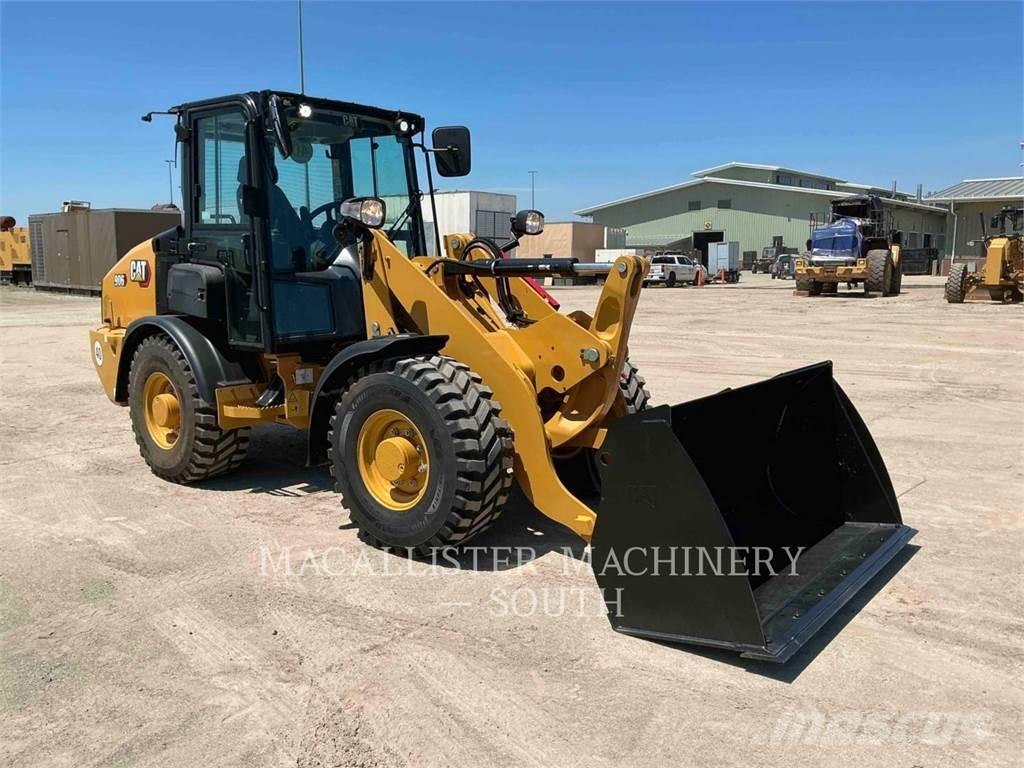 CAT 906 لوادر بعجل