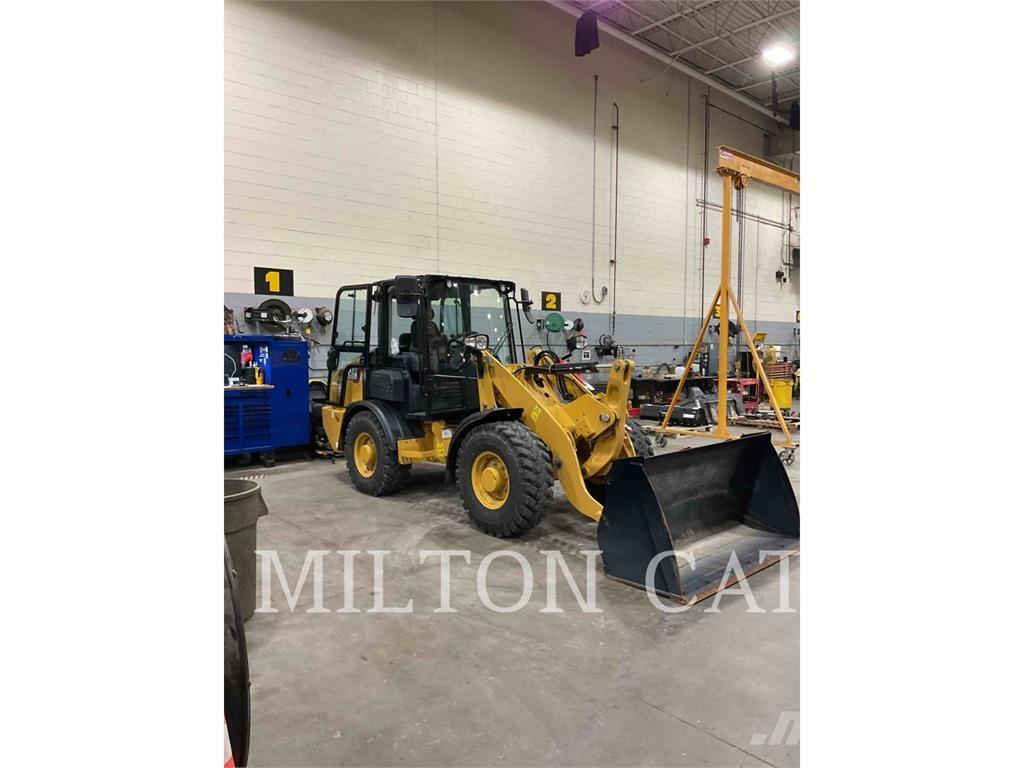 CAT 906 لوادر بعجل