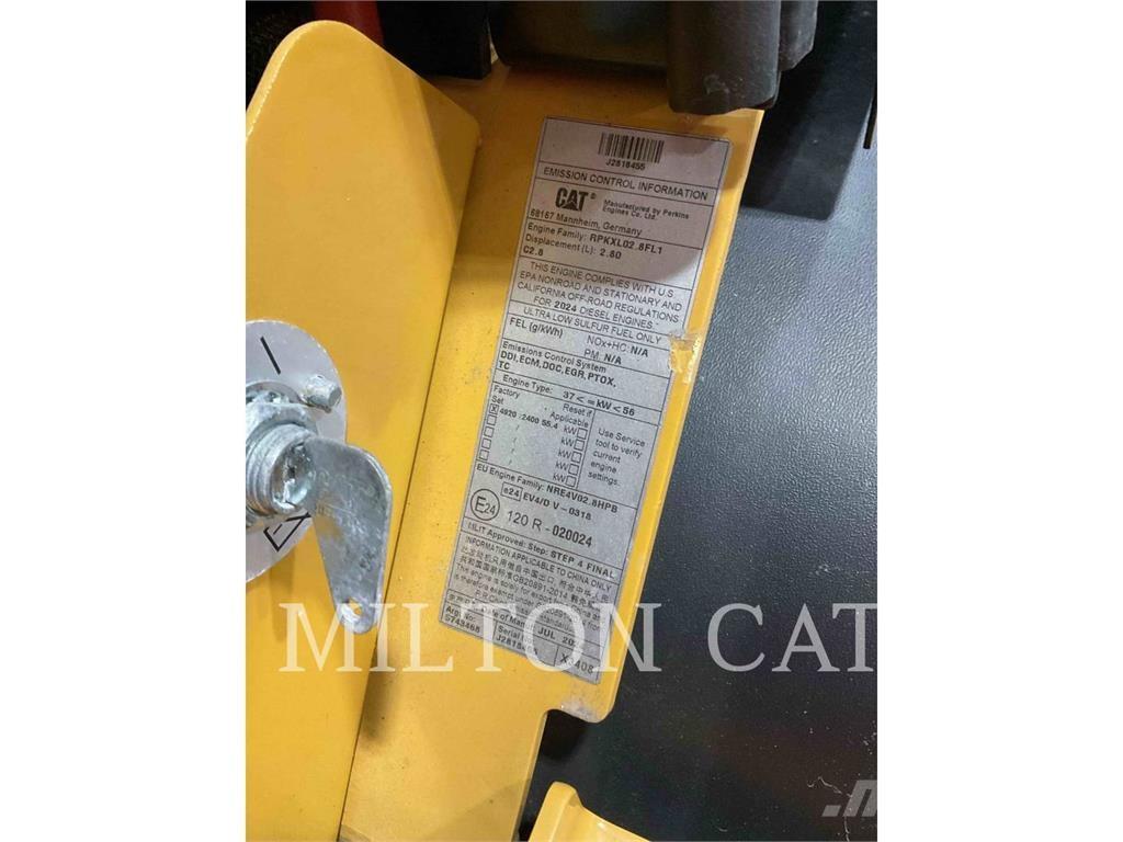 CAT 906 لوادر بعجل