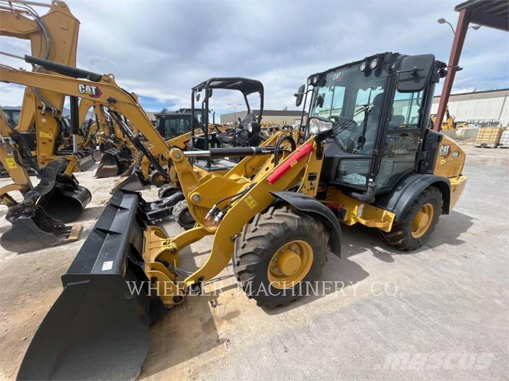 CAT 906 لوادر بعجل