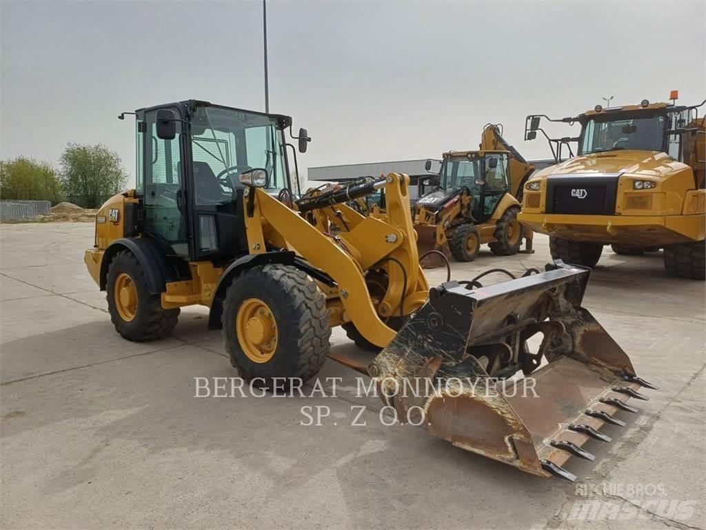 CAT 906 M لوادر بعجل