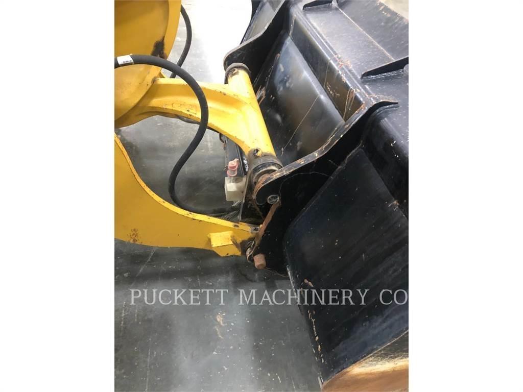 CAT 906 M لوادر بعجل