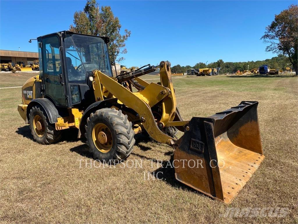 CAT 906 M لوادر بعجل