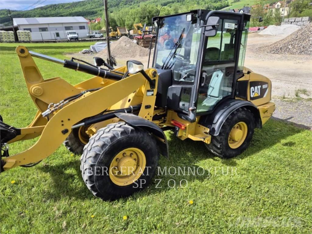 CAT 906H لوادر بعجل
