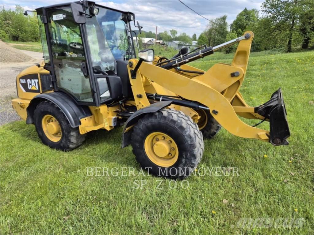 CAT 906H لوادر بعجل