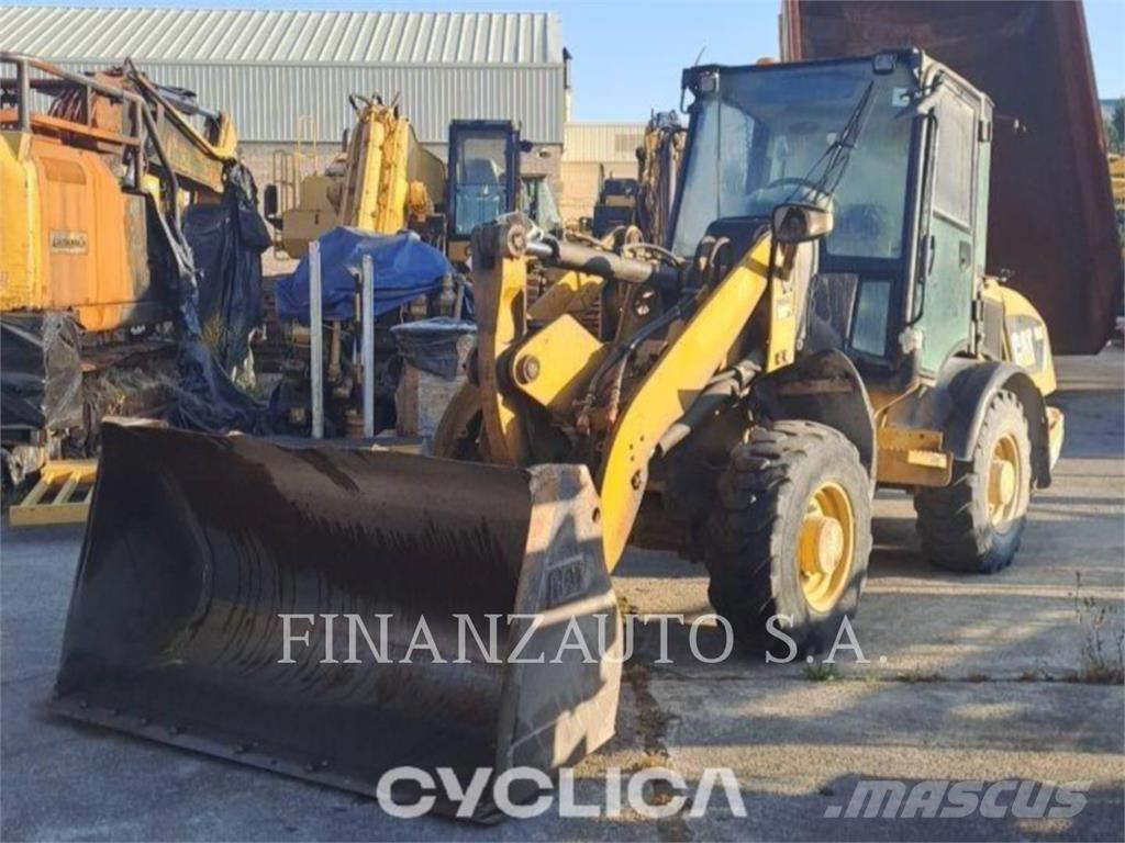 CAT 906H لوادر بعجل