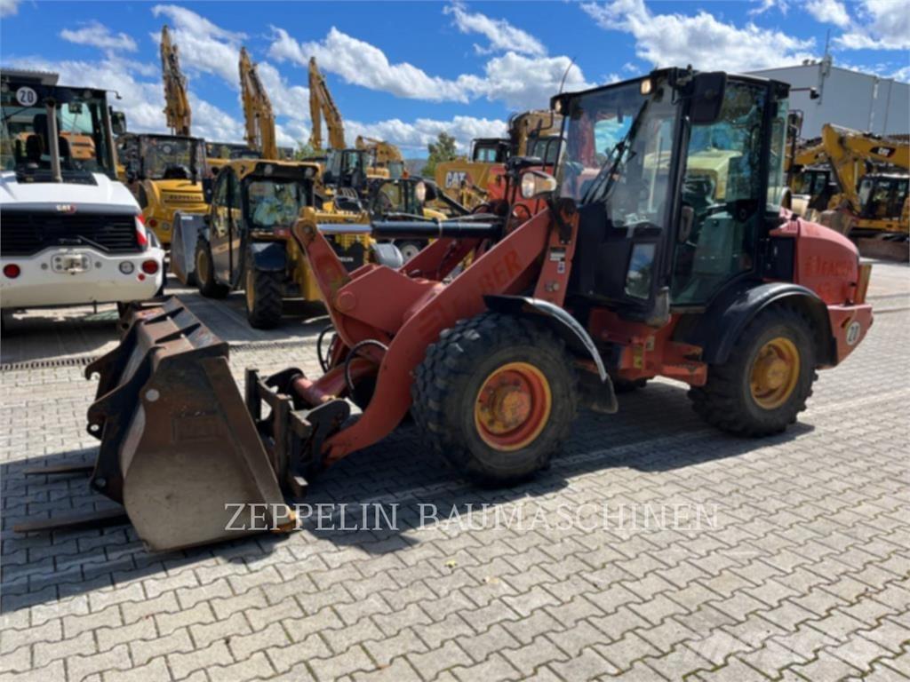 CAT 906H لوادر بعجل