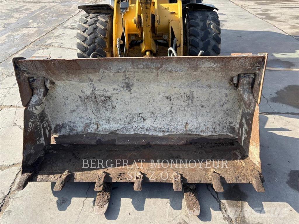 CAT 906H2 لوادر بعجل