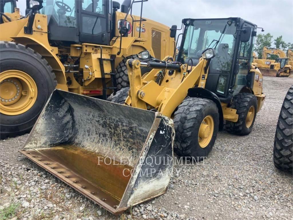 CAT 906M لوادر بعجل