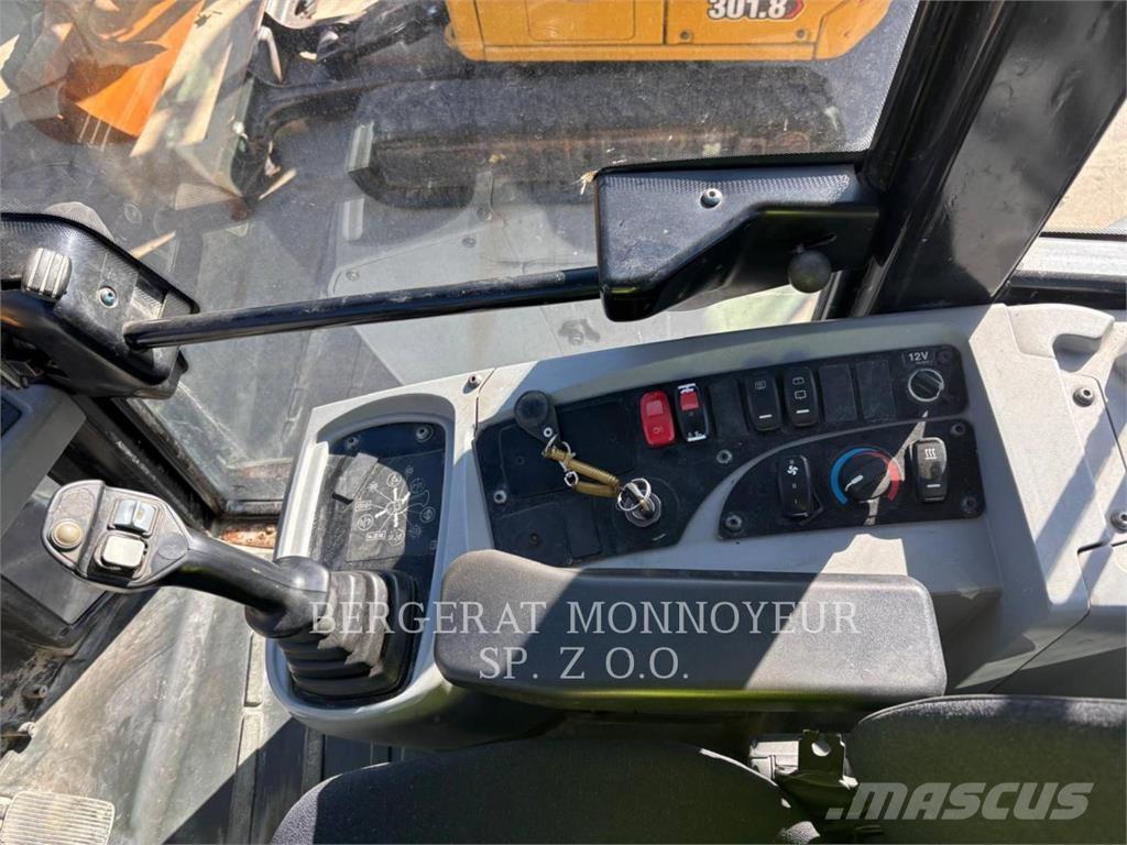 CAT 906M لوادر بعجل