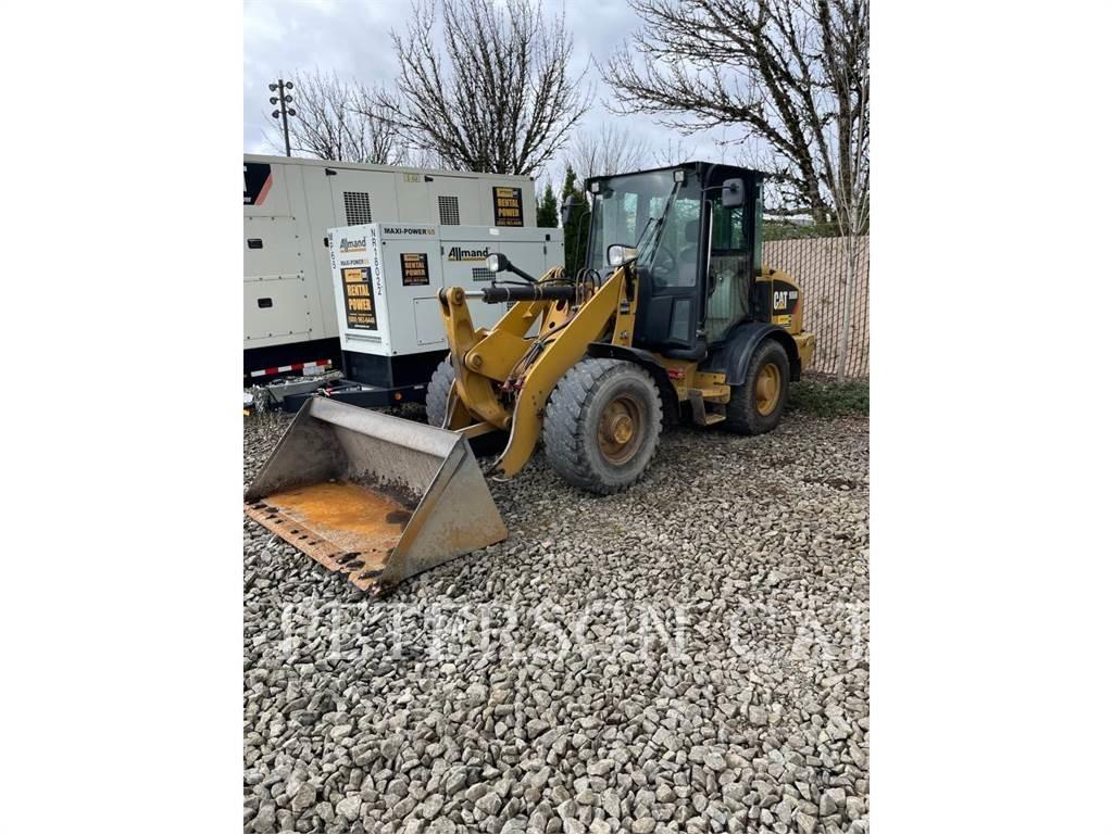 CAT 906M لوادر بعجل