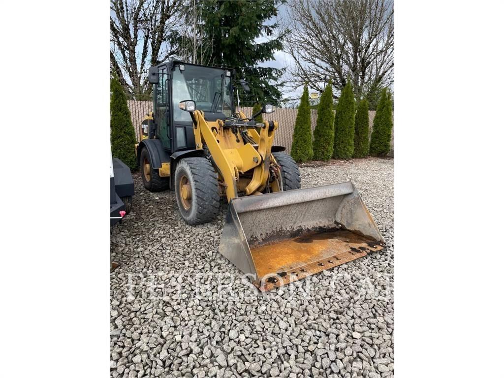 CAT 906M لوادر بعجل