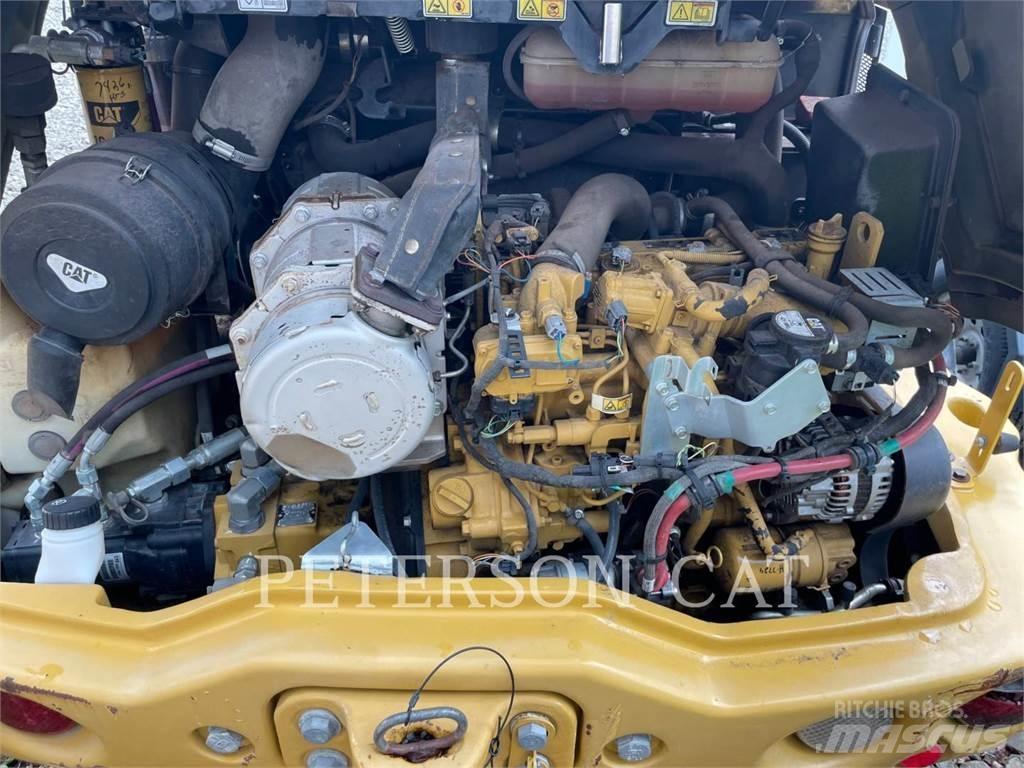 CAT 906M لوادر بعجل