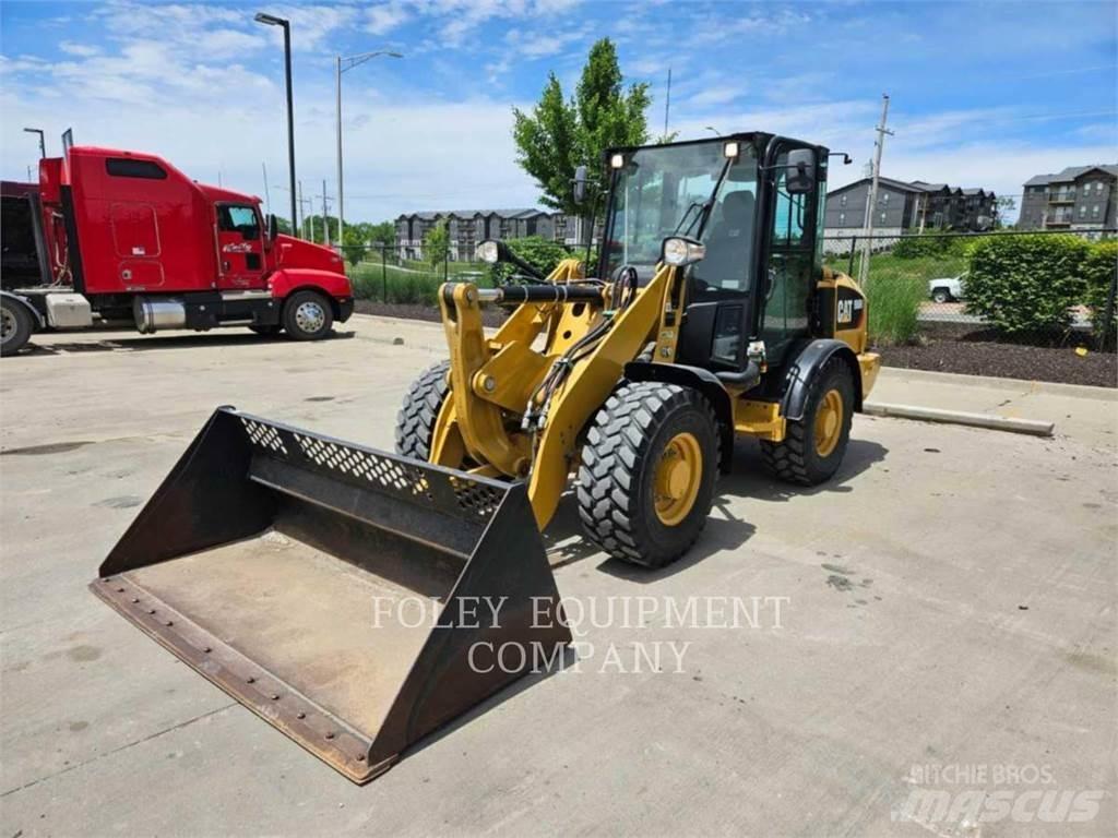 CAT 906M لوادر بعجل