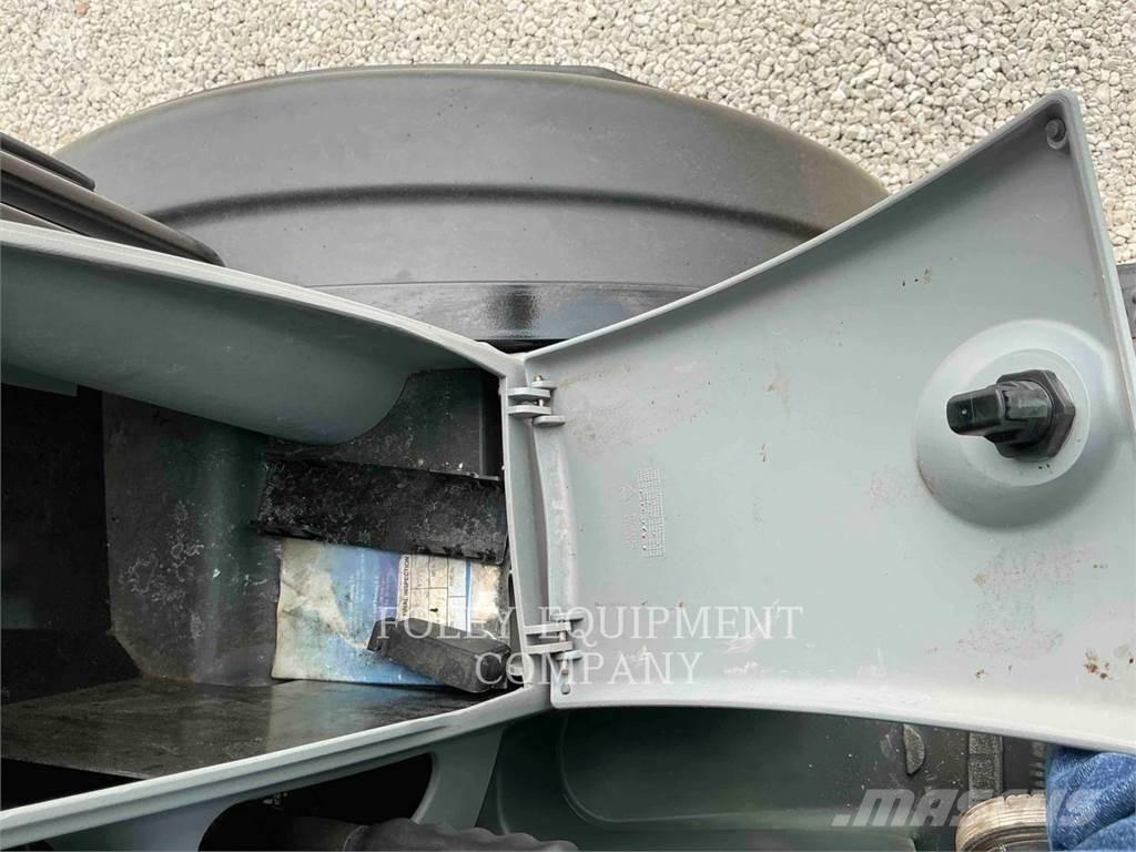 CAT 906M لوادر بعجل