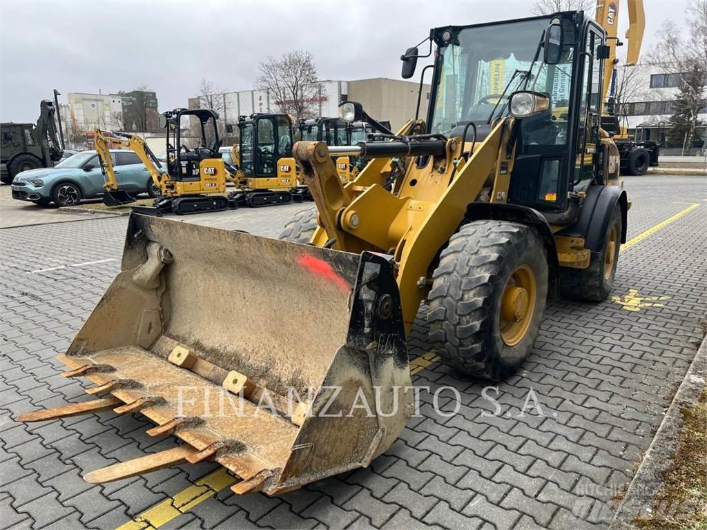 CAT 906M لوادر بعجل