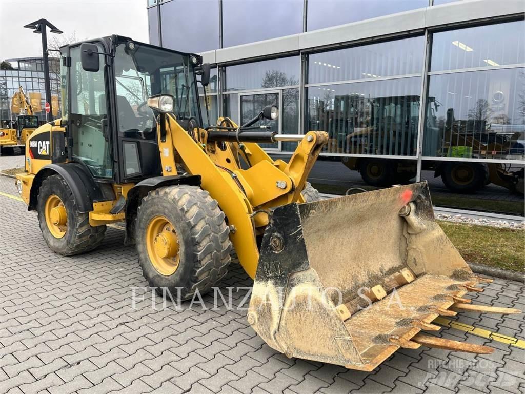 CAT 906M لوادر بعجل