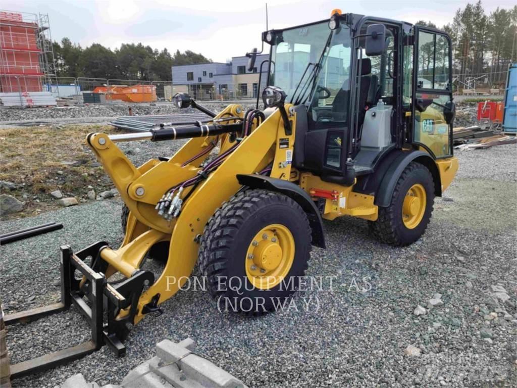 CAT 906M لوادر بعجل