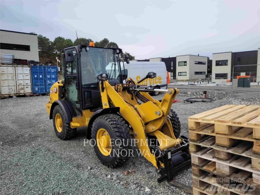 CAT 906M لوادر بعجل