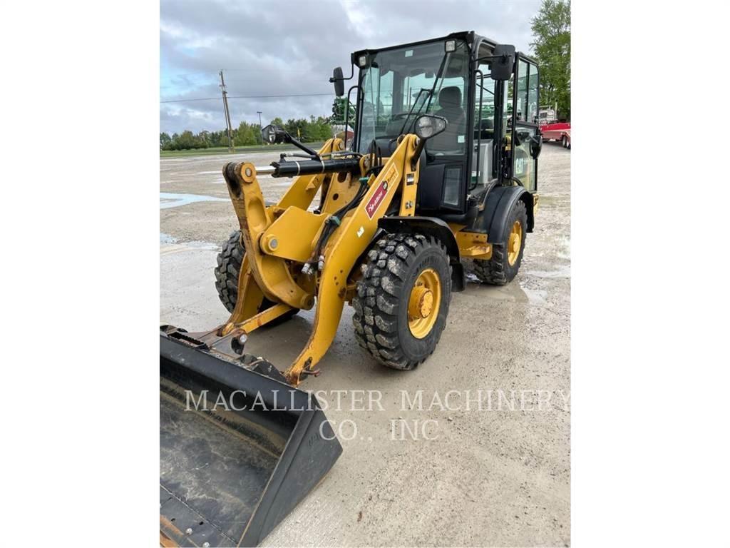 CAT 906M لوادر بعجل