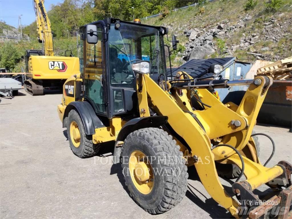 CAT 906M لوادر بعجل