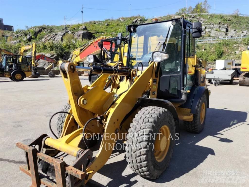 CAT 906M لوادر بعجل
