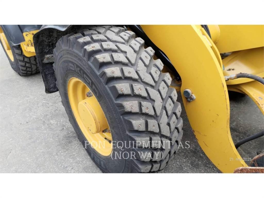 CAT 906M لوادر بعجل
