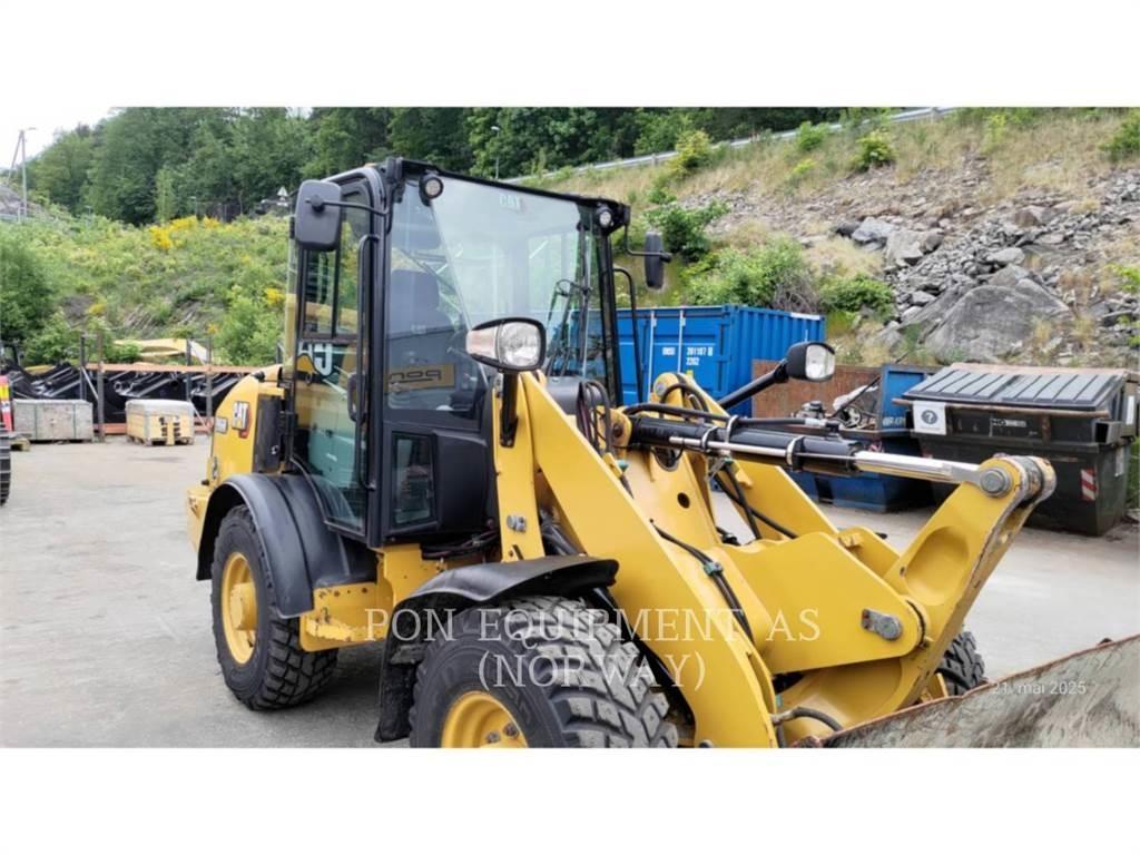 CAT 906M لوادر بعجل