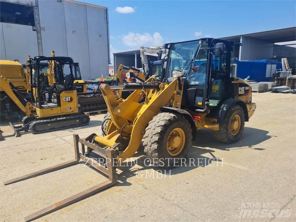 CAT 906M لوادر بعجل