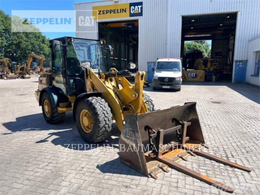 CAT 906M لوادر بعجل