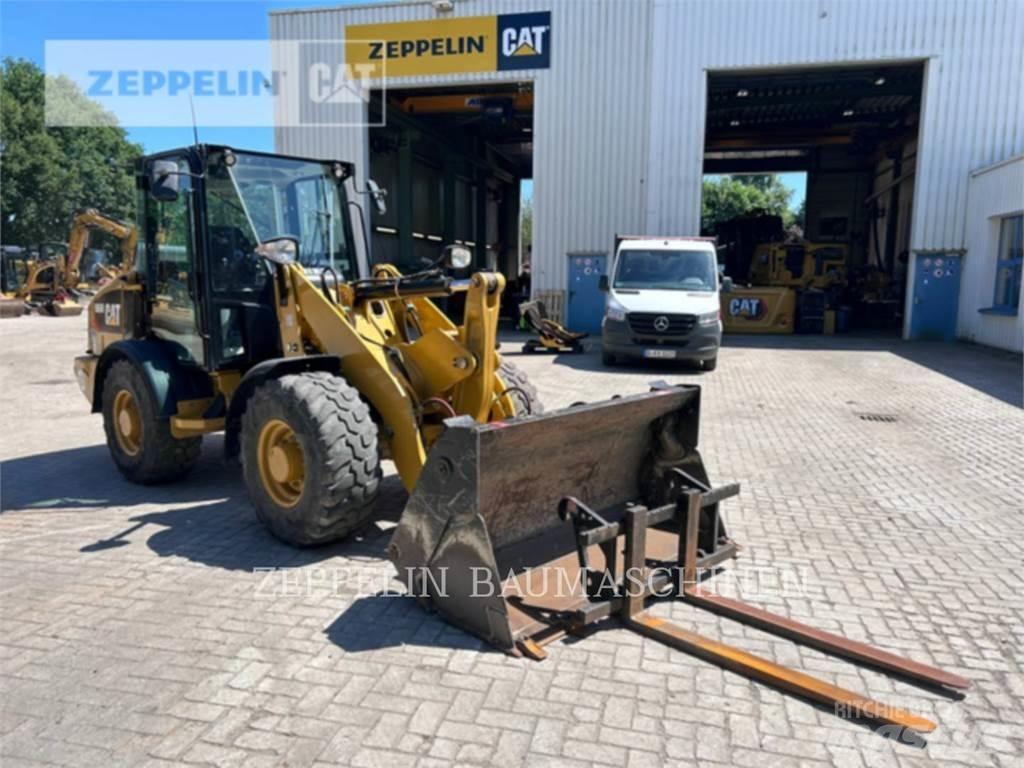 CAT 906M لوادر بعجل