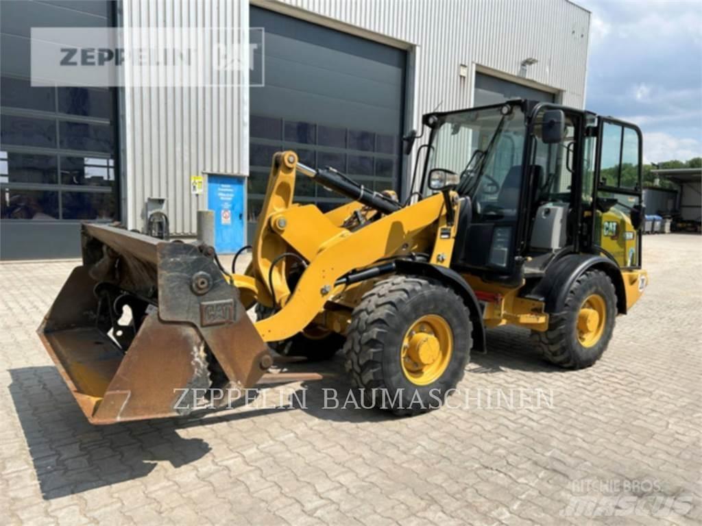 CAT 906M لوادر بعجل