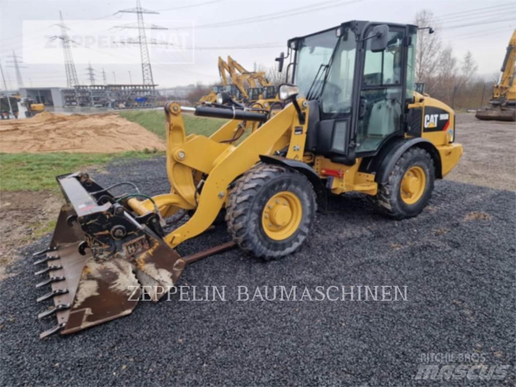 CAT 906M لوادر بعجل
