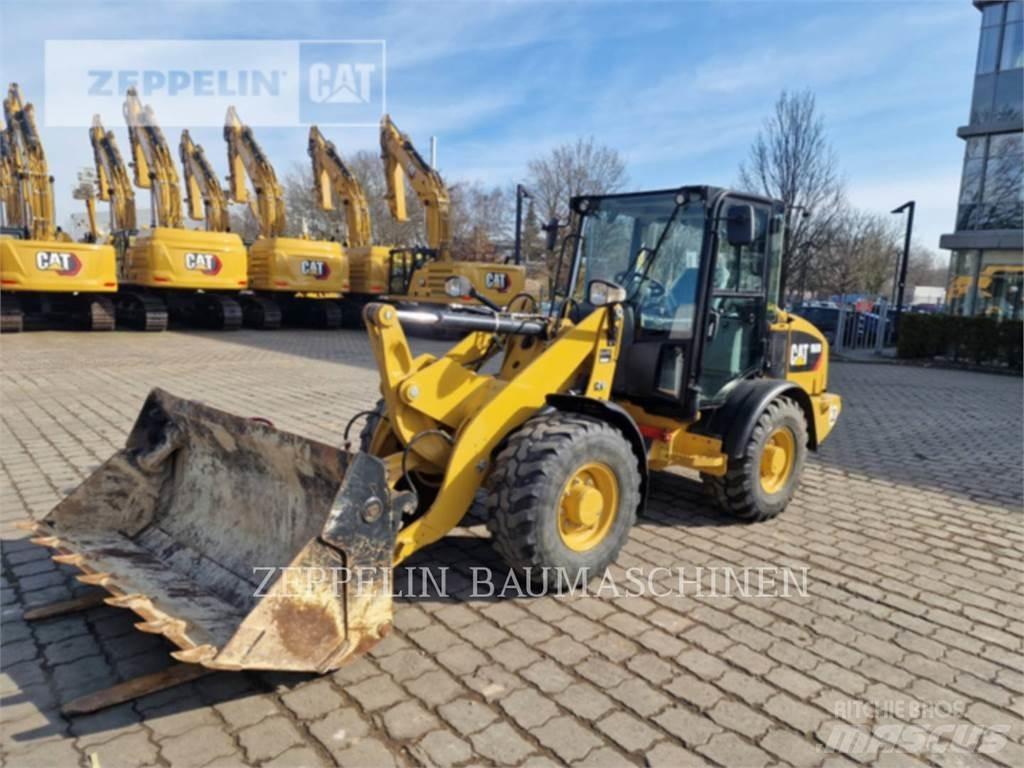 CAT 906M لوادر بعجل