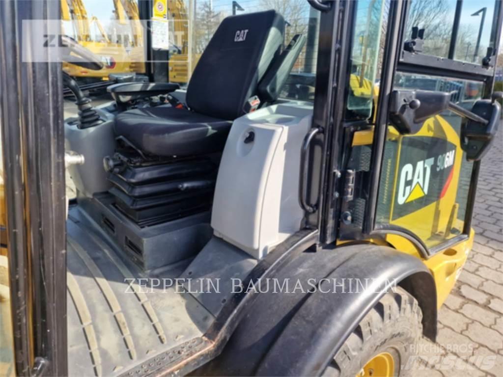 CAT 906M لوادر بعجل