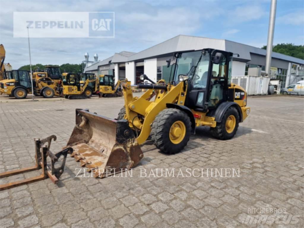CAT 906M لوادر بعجل