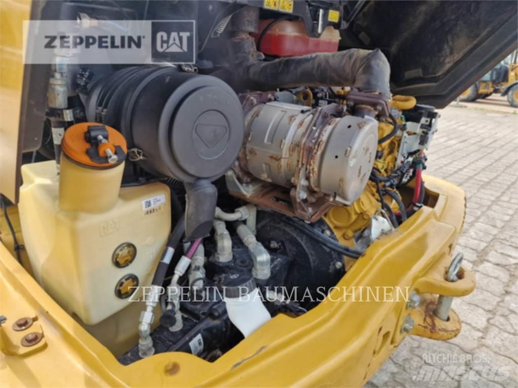 CAT 906M لوادر بعجل