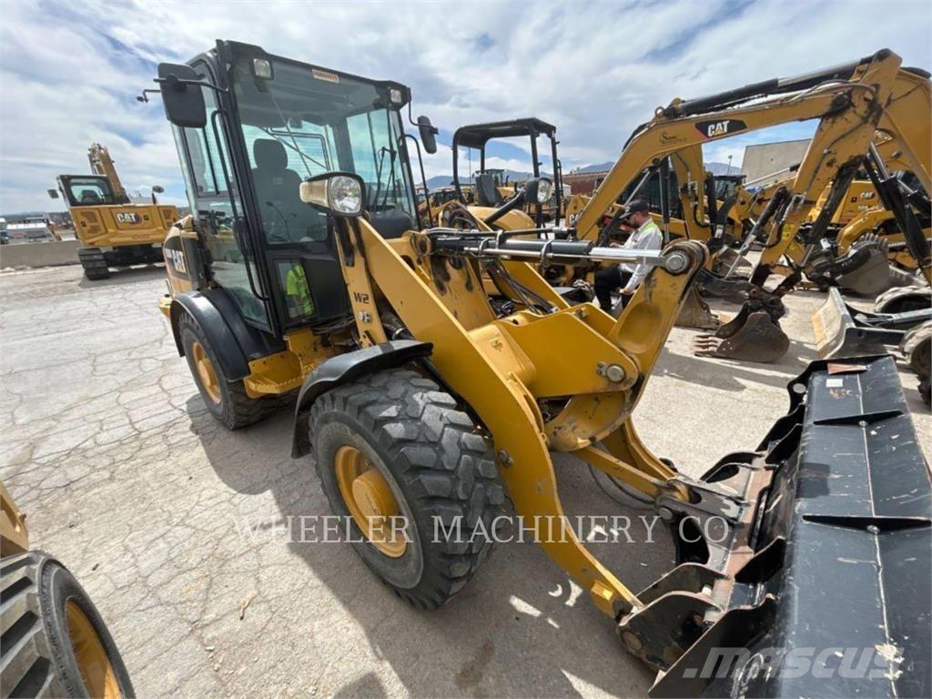 CAT 906M لوادر بعجل